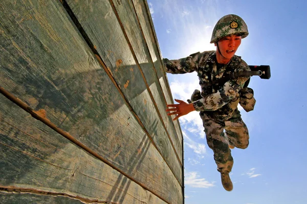 Chiński Żołnierz Pla People Liberation Army Bierze Udział Sesji Treningowej — Zdjęcie stockowe