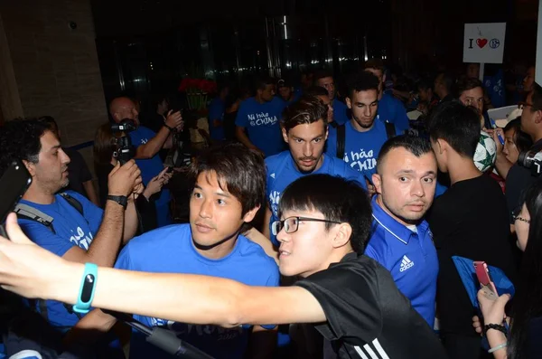 Japonský Fotbalista Atsuto Uchida Schalke Vlevo Představuje Pro Selfie Ventilátorem — Stock fotografie