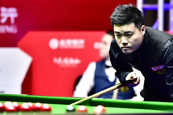 Ding Junhui Της Κίνας Θεωρεί Έναν Πυροβολισμό Για Βίκινγκς Της — Φωτογραφία Αρχείου