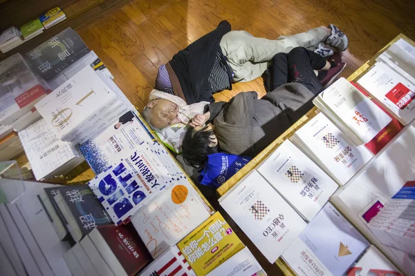 Chinese Sleepers Pictured Resting Hour Bookstore Overnight Free Hefei City — Stock Photo, Image