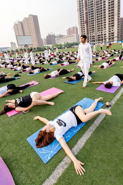 Les Passionnés Chinois Vêtus Blanc Exécutent Yoga Sous Les Instructions — Photo