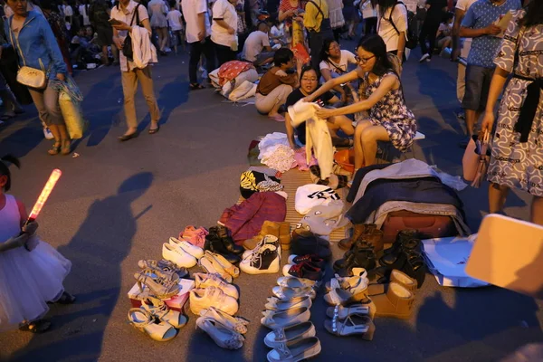 Los Graduados Venden Ropa Zapatos Mercado Pulgas Universidad Zhengzhou Ciudad —  Fotos de Stock