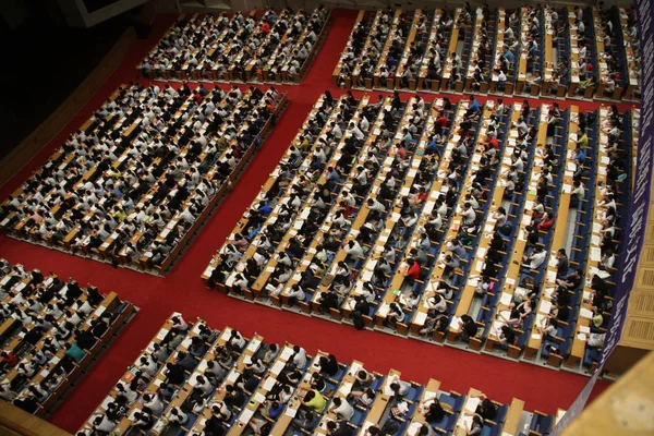 中国人留学生のチュートリアルに参加し 2017 日中国東部の山東省済南市の競技場で年次中国人大学院生入学試験のセッションを確認 — ストック写真