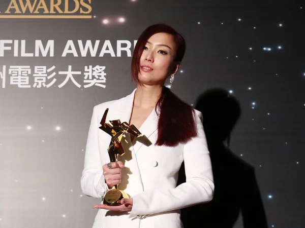 Actriz Hong Kong Sammi Cheng Posa Con Trofeo Después Ganar — Foto de Stock