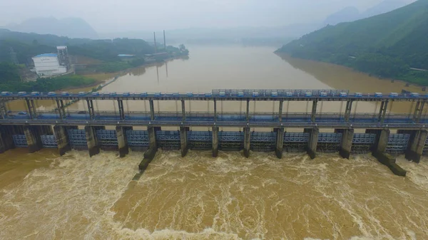 Vista Aérea Central Hidroeléctrica Fushi Liberando Agua Para Necesidad Control —  Fotos de Stock