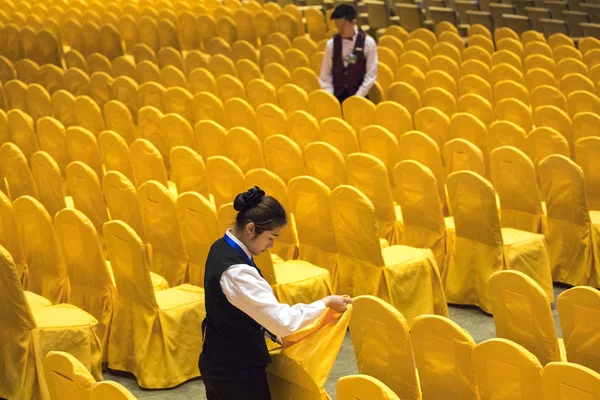 Chiński Hostessa Wyświetla Krzesła Bfa International Convention Center Przed Boao — Zdjęcie stockowe