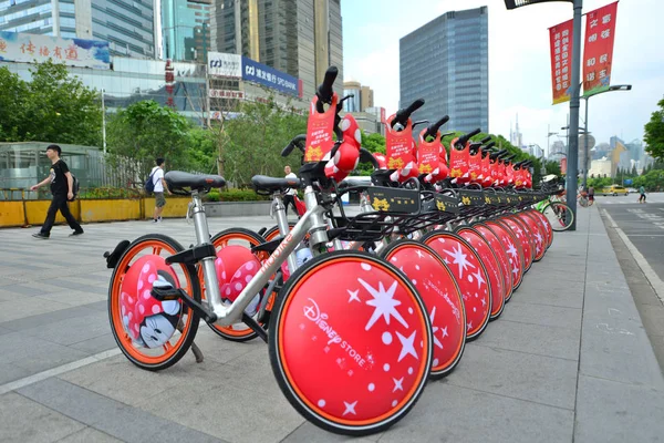 Minnie Maus Fahrräder Des Chinesischen Fahrradverleihdienstes Mobike Stehen Auf Einer — Stockfoto