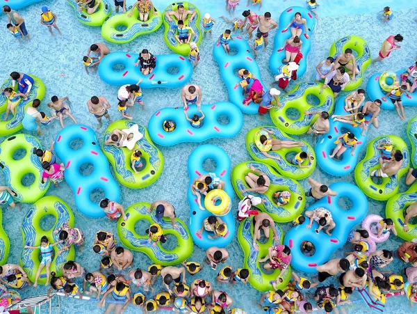 Chinese Holidaymakers Crowd Swimming Pool Water Park Scorching Day Guangzhou — Stock Photo, Image