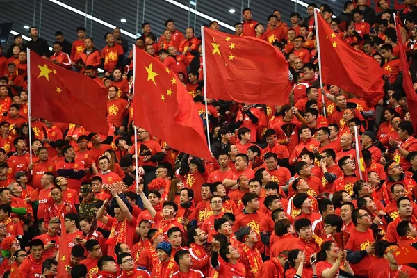 Chinese Voetbalfans Ophouden Chinese Nationale Vlaggen Zijn Steun Betuigen Voor — Stockfoto