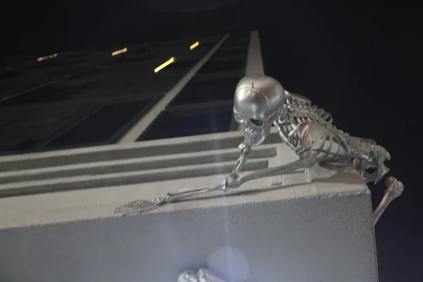 Eine Skelett Skulptur Klettert Auf Ein Einkaufszentrum Kunden Der Stadt — Stockfoto
