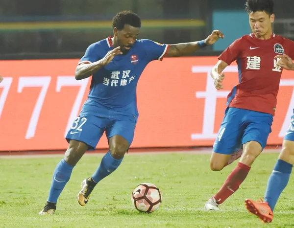 Futbolista Brasileño Fernandinho Izquierda Chongqing Dangdai Lifan Desafía Jugador Henan — Foto de Stock