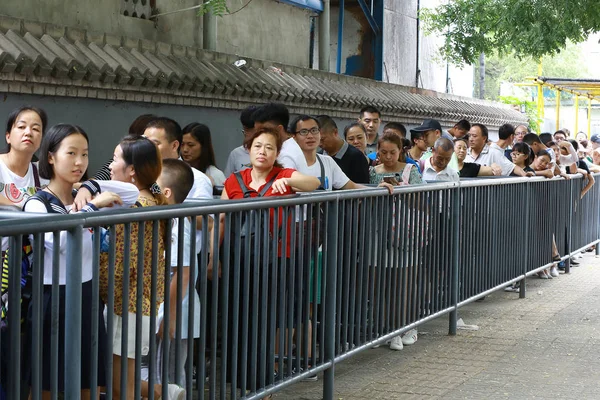 Visitatori Fanno Fila Entrare All Università Pechino Durante Vacanze Estive — Foto Stock