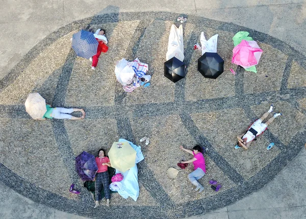 中国阿姨躺在土地上铺成鹅卵石热石按摩在一年中最热的时期 2017年7月13日 中国东部安徽省淮北市三福 — 图库照片