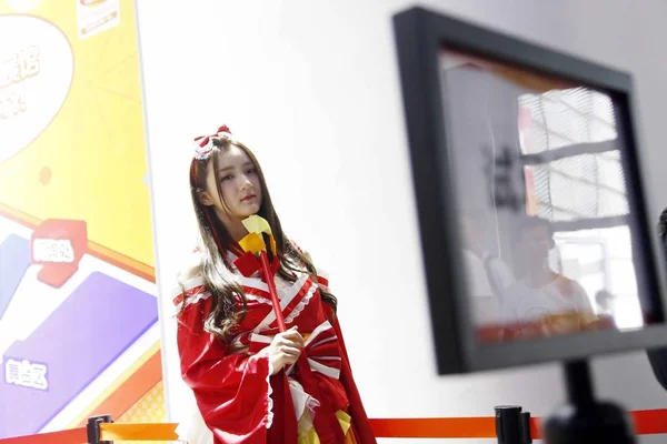 Una Showgirl Posa Durante 15ª China Digital Entertainment Expo También — Foto de Stock