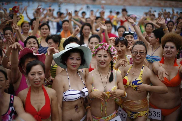 Mulheres Chinesas Idosas Vestidas Biquíni Posam Durante Concurso Biquíni Meia — Fotografia de Stock