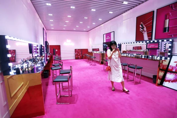 Chinese Citizen Visits Lancome Declaring Happiness Exhibition Shanghai China July — Stock Photo, Image