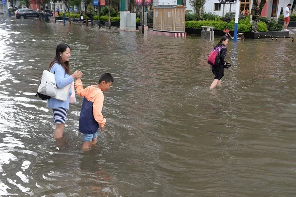 Los Peatones Caminan Por Una Calle Inundada Causada Por Fuertes — Foto de Stock