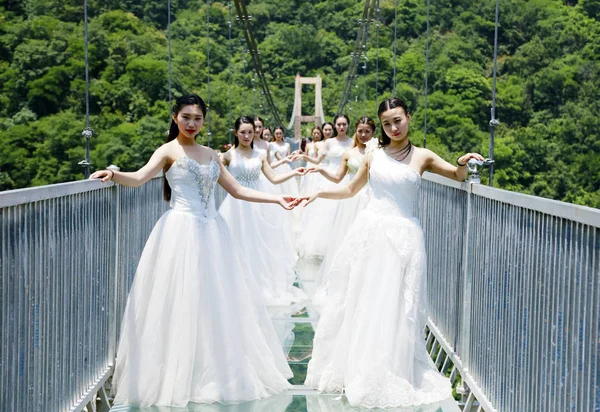 Las Graduadas Vestidas Con Vestidos Novia Posan Para Las Fotos — Foto de Stock