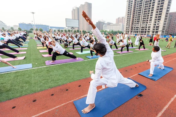 Chinesische Enthusiasten Weiß Führen Yoga Unter Anleitung Der Indischen Yoga — Stockfoto