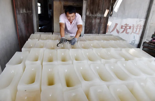 Trabalhador Uma Fábrica Fabricação Gelo Entrega Blocos Gelo Cidade Chaohu — Fotografia de Stock
