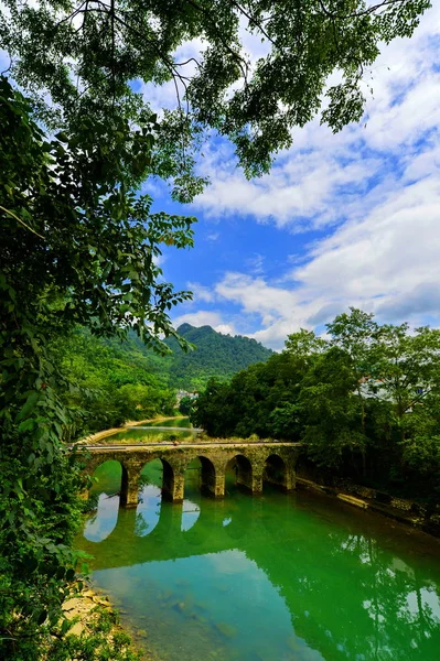 リボ郡の Daqikong 大7つのアーチ の風光明媚な場所にある Daqikong 大7ホール 橋の風景 Qiannan Buyei とにある — ストック写真