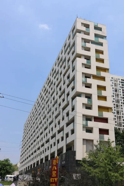 Vue Bâtiment Résidentiel Présentant Forme Code Sur Surface Chongqing Chine — Photo