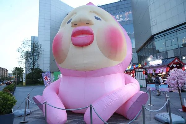 Een Meter Hoge Gigantische Opblaasbare Kobitos Een Populaire Japanse Tekenfilm — Stockfoto