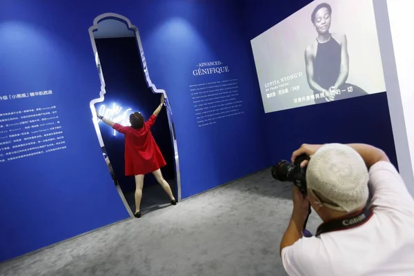 Cidadãos Chineses Visitam Exposição Declarando Felicidade Lancome Xangai China Julho — Fotografia de Stock