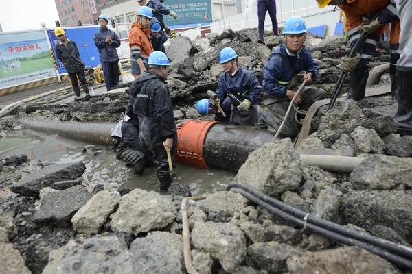 Trabajadores Chinos Reparan Una Tubería Agua Rota Lugar Del Accidente — Foto de Stock