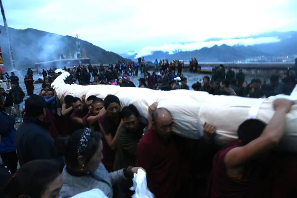 Los Lamas Llevan Enorme Thangka Buda Durante Festival Sho Dun — Foto de Stock