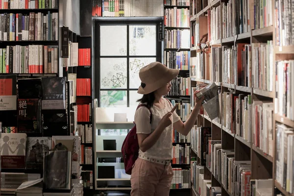 Visiteur Lit Des Livres Dans Une Librairie Appelée Mix Place — Photo