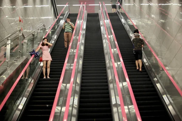 Los Pasajeros Paran Una Escalera Mecánica Estación Metro Hongtudi Que —  Fotos de Stock