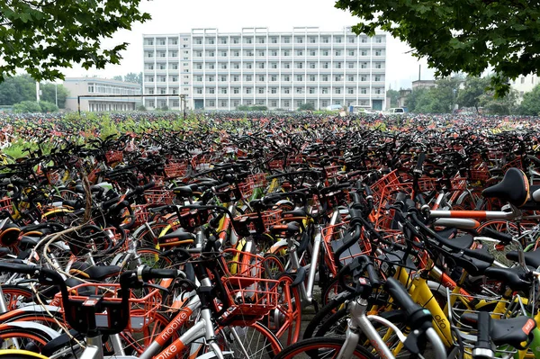 Biciclette Dei Servizi Cinesi Bike Sharing Sono Ammucchiate Nel Parco — Foto Stock