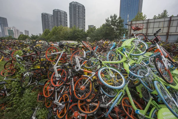 Tausende Fahrräder Chinesischer Fahrradverleihdienste Stapeln Sich Auf Einer Freifläche Der — Stockfoto