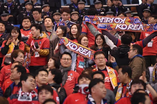 Tifosi Calcio Urlano Slogan Mostrare Sostegno Alla Corea Del Sud — Foto Stock