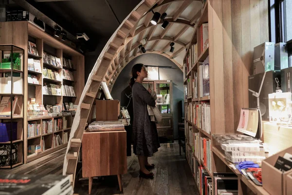 Visitante Lee Libros Una Librería Llamada Mix Place Hengshan Road —  Fotos de Stock