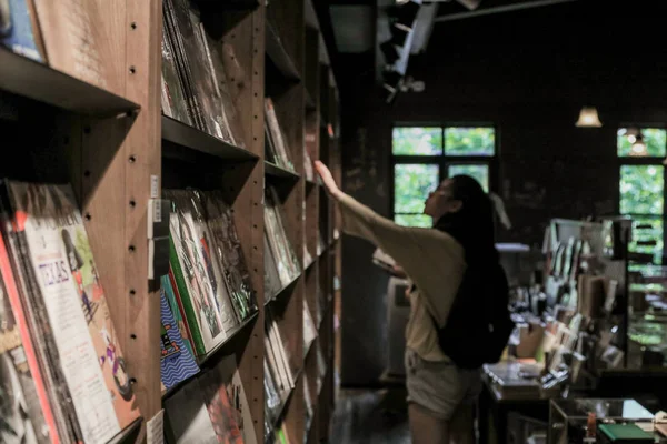 Ein Besucher Liest Bücher Einer Buchhandlung Genannt Mix Place Der — Stockfoto