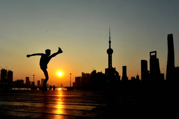 Kora Reggeli Jelenetek Bund Egy Kocogó Skyline Pudong Lujiazui Pénzügyi — Stock Fotó