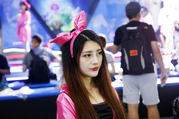 Een Showgirl Vormt Stand Van Onafhankelijke Studio Superpop Lollipop Tijdens — Stockfoto
