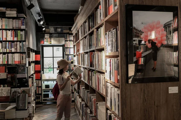 Відвідувач Читає Книги Книжковому Магазині Називається Mix Місце Шляху Hhenshan — стокове фото