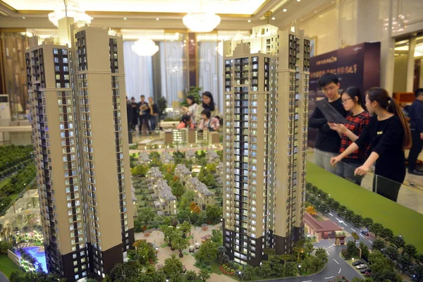 2017年3月19日 中国南方广东省广州市一个住宅物业项目的销售中心 中国购房者看待住房模型 — 图库照片