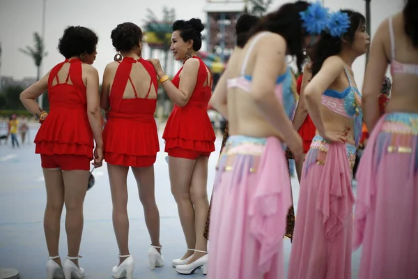Mujeres Chinas Mayores Vestidas Bikini Posan Durante Concurso Bikini Mediana — Foto de Stock