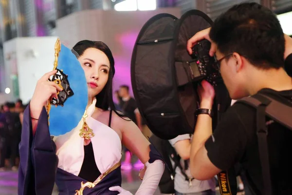 Девушка Шоумен Позирует Выставке China Digital Entertainment Expo Известной Chinajoy — стоковое фото