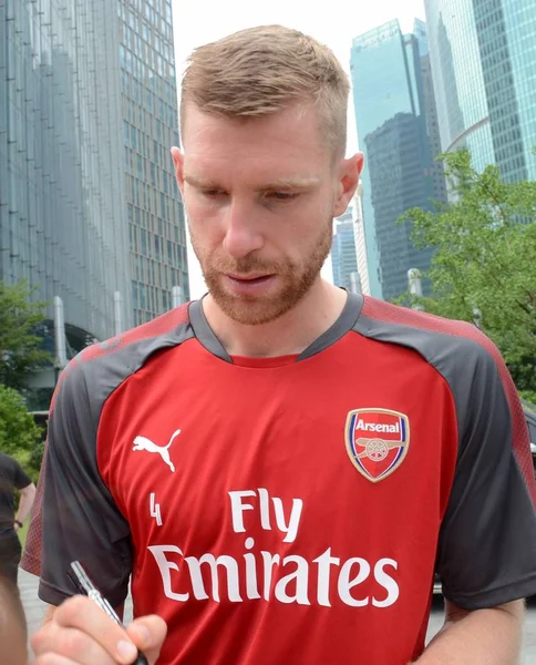 Giocatore Calcio Tedesco Mertesacker Dell Arsenal Segni Tifosi Dopo Una — Foto Stock