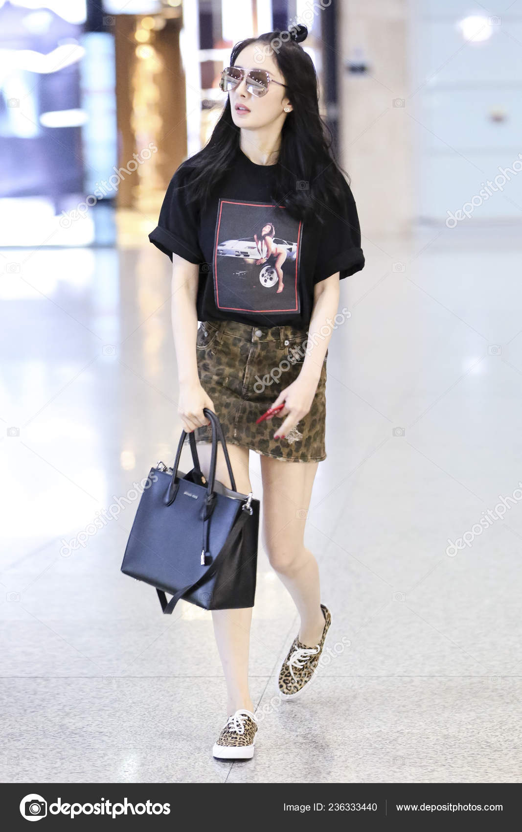 Chinese Actress Yang Pictured Beijing Capital International Airport ...