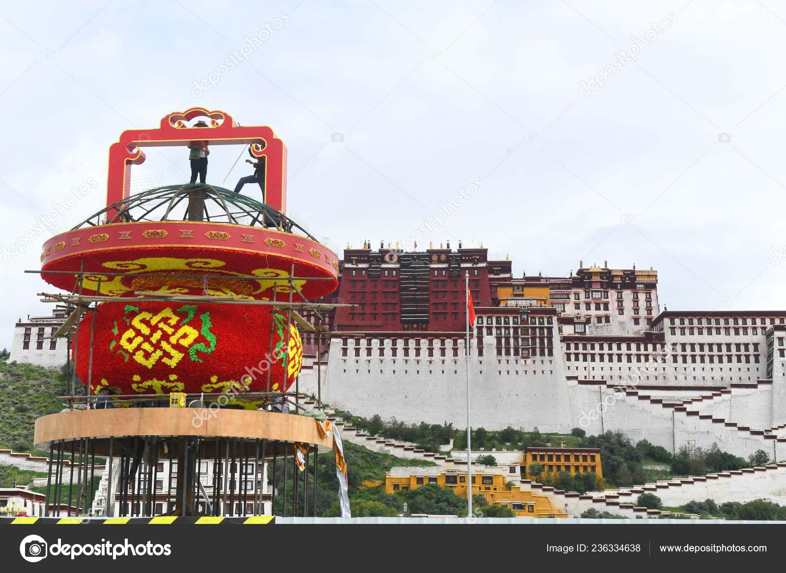 17年8月17日在中国西南西藏自治区拉萨在波塔拉宫前安装了一个花露台以庆祝即将到来的sho Dun 俗称酸奶节 图库社论照片 C 17年8月17日在中国西南西藏自治区拉萨在波塔拉宫前安装了一个花露台以庆祝即将到来的sho Dun 俗称酸奶节 图库社论照片 C