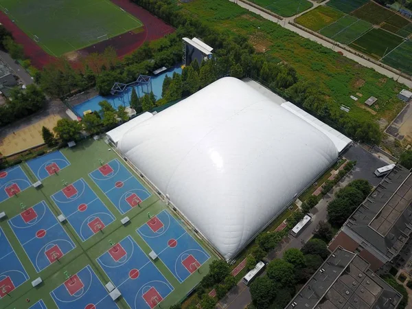 Luftaufnahme Des Kuppelförmigen Smogfreien Hallenstadions Der Universität Zhejiang Der Stadt — Stockfoto