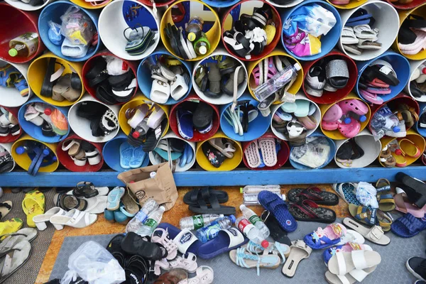 Los Zapatos Los Turistas Chinos Colocan Tubos Almacenamiento Parque Acuático — Foto de Stock