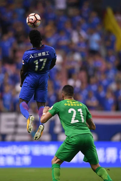 Footballeur Nigérian Obafemi Martins Supérieur Shanghai Greenland Shenhua Dirige Ballon — Photo