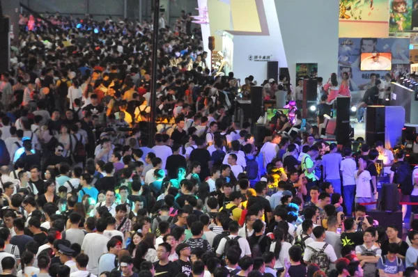 Los Visitantes Asisten 15ª China Digital Entertainment Expo También Conocida —  Fotos de Stock